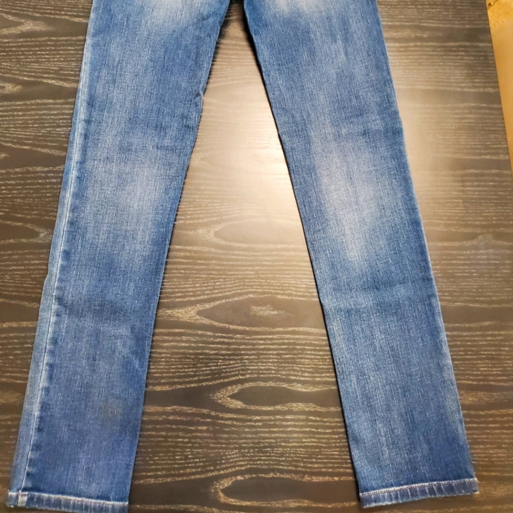 Stylish blue jeans with embroidery.